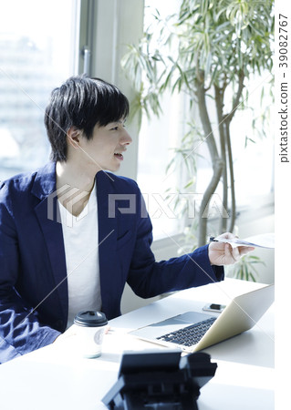 A young businessman 39082767