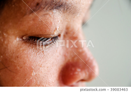 Sweat on the eyes of woman, focus Sweat on eyes 39083463