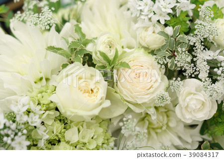 Flower arrangement white 39084317