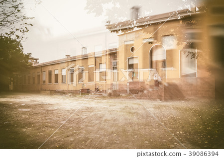 Old abandoned school Old abandoned school 39086394