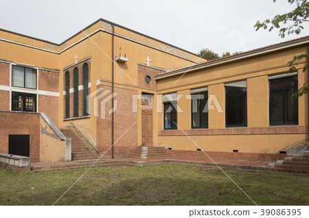 Old abandoned school Old abandoned school 39086395