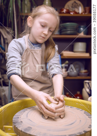 girl in a pottery workshop 39088177