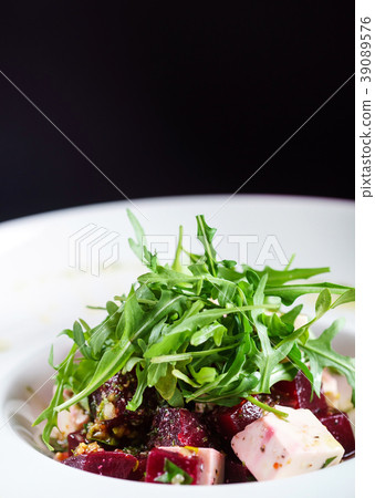 salad with tofu and beetroot 39089576