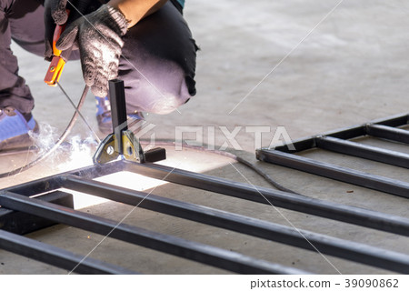 The welding operator 39090862