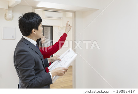 A businessman and a owner with general-purpose housing drawings A businessman and a owner with general-purpose housing drawings 39092417