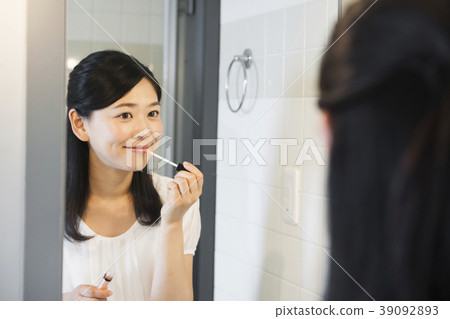 Lip Gloss Gloss Beauty Skin Care Young Woman Business Woman Getting Ready 39092893