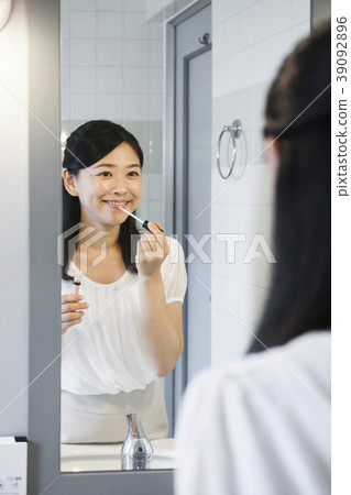 Lip Gloss Gloss Beauty Skin Care Young Woman Business Woman Getting Ready 39092896