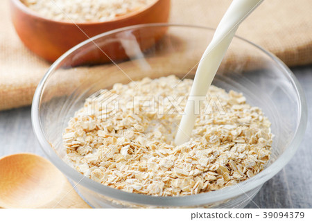 Oats and milk Oats and milk 39094379