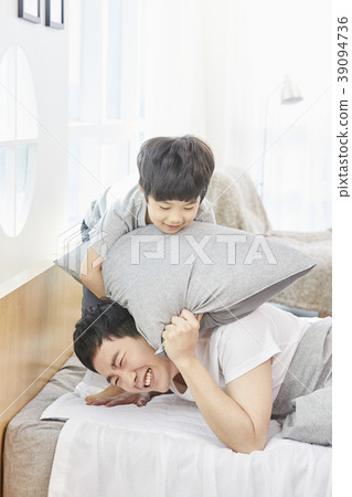 生活,臥室,爸爸,兒子,韓國人 生活,臥室,爸爸,兒子,韓國人 39094736