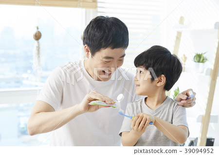 刷牙,家庭,爸爸,兒子,韓國 刷牙,家庭,爸爸,兒子,韓國 39094952