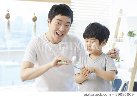 Brushing, family, dad, son, korean Brushing, family, dad, son, korean 39095009