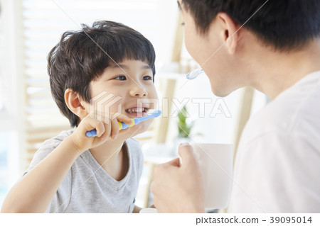 Brushing, family, dad, son, korean Brushing, family, dad, son, korean 39095014