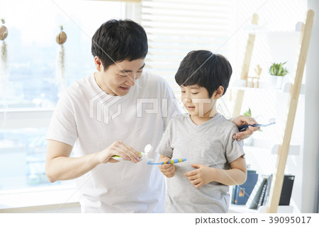 Brushing, family, dad, son, korean Brushing, family, dad, son, korean 39095017