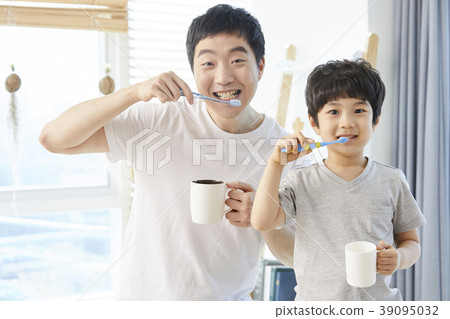 Brushing, family, dad, son, korean 39095032