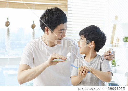 Brushing, family, dad, son, korean Brushing, family, dad, son, korean 39095055