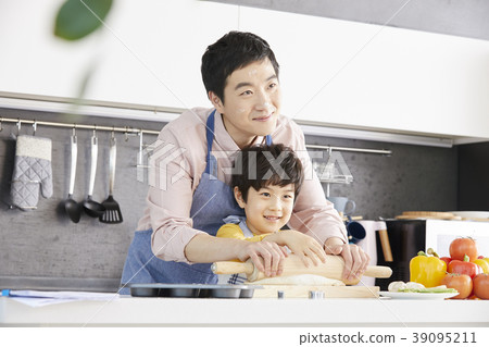 Cooking, dad, son, korean 39095211