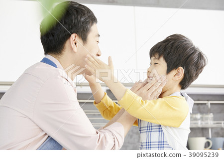 Cooking, dad, son, korean 39095239