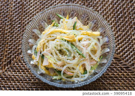 Harusame salad 39095418