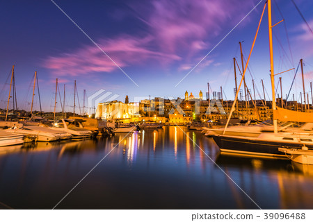 Modern boats and ancient Three Cities,Malta Modern boats and ancient Three Cities,Malta 39096488