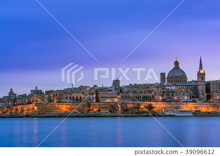 lluminated cityscape of Valletta,Malta 39096612