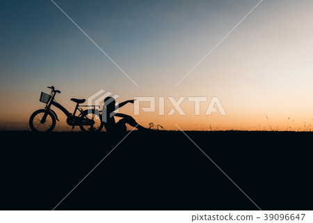 silhouette children playing happy time at sunset 39096647