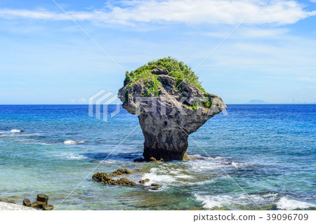 小琉球 琉球嶼 花瓶岩 台灣 屏東 藍天白雲 海 Liuqiu Vase Rock Taiwan 39096709