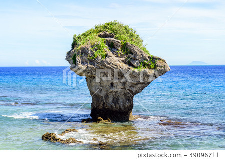 小琉球 琉球嶼 花瓶岩 台灣 屏東 藍天白雲 海 Liuqiu Vase Rock Taiwan 39096711