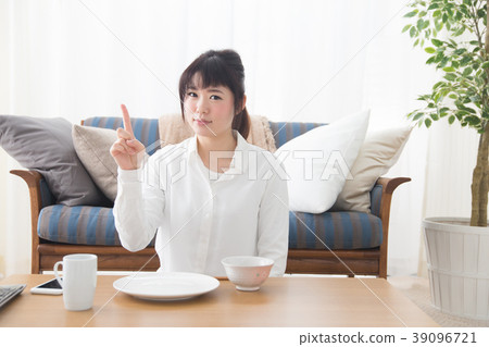 Rice, woman, sofa Rice, woman, sofa 39096721