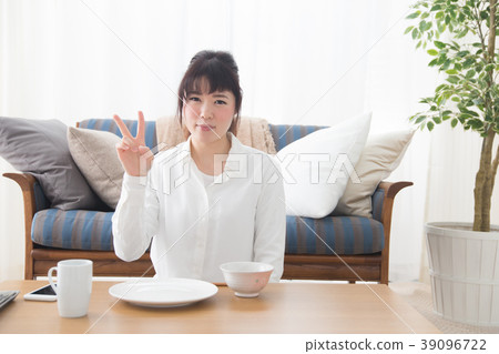 Rice, woman, sofa 39096722