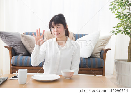 米飯,女人,沙發 米飯,女人,沙發 39096724