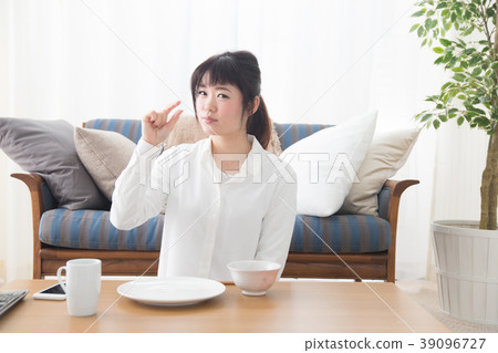 Rice, woman, sofa Rice, woman, sofa 39096727