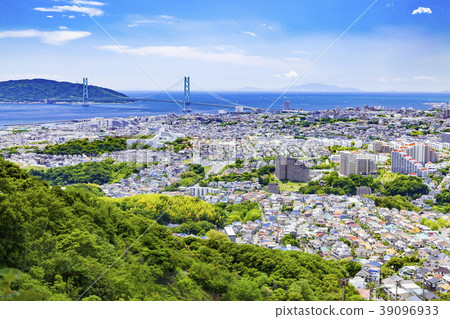 View of Akashi Kaikyo Bridge and the residential area of Kobe's Tarumi area from the top of Hakubushiyama 39096933