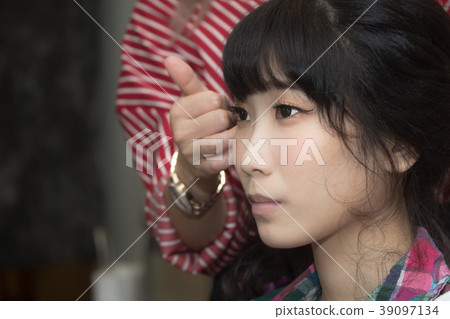 化妝中的美女 39097134