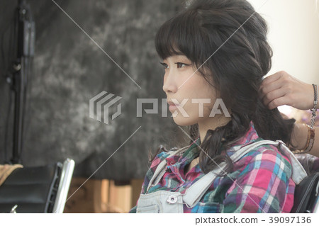 化妝中的美女 39097136