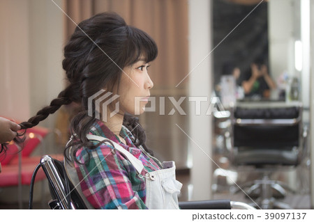 化妝中的美女 化妝中的美女 39097137