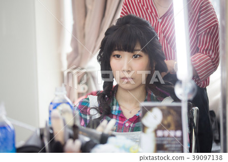 化妝中的美女 化妝中的美女 39097138