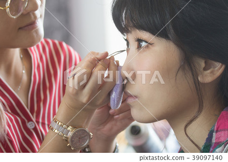 化妝中的美女 化妝中的美女 39097140