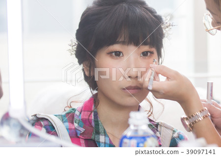 化妝中的美女 化妝中的美女 39097141