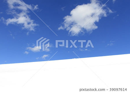 白色雪表面和天空 白色雪表面和天空 39097614
