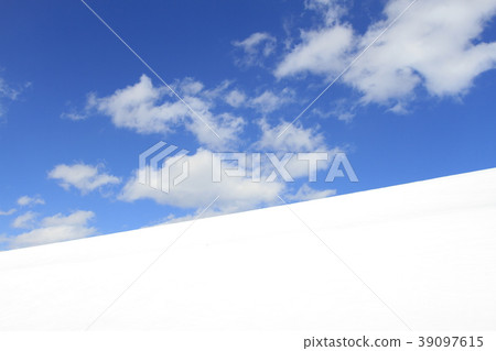 白色雪表面和天空 39097615