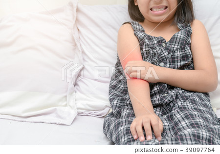 girl scratch the itch with hand  39097764