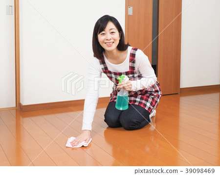 Woman wiping the floor of the living room Woman wiping the floor of the living room 39098469