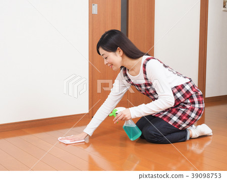 Woman wiping the floor of the living room 39098753