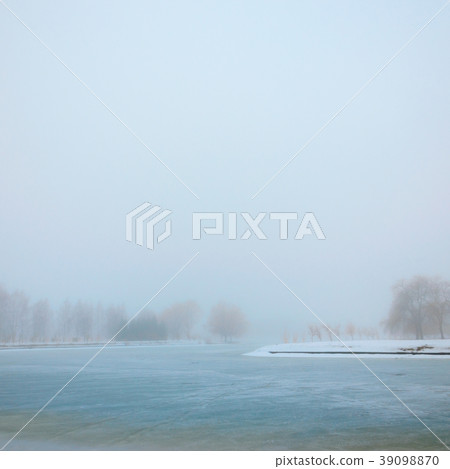 Lake at foggy winter morning 39098870