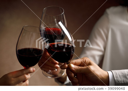 慶祝場景吐司與紅葡萄酒曝光+ 39099048