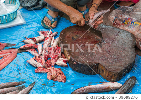 Fresh fish are sold at the fish market. 39099270