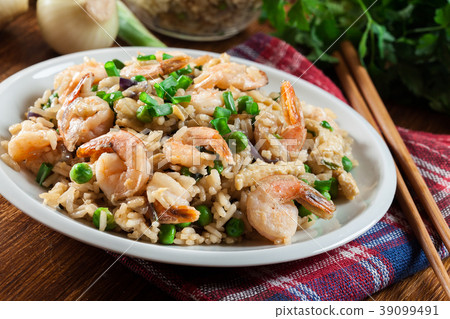 Fried rice with shrimp and vegetables 39099491