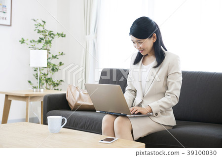 在上班前工作的年輕女子商務女人準備準備 39100030