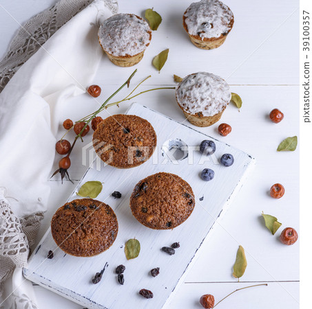 round baked muffins with raisins  39100357