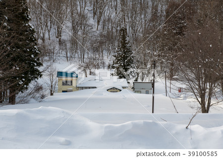 Snow scene around Ashihara Lake, Aizu (Fukushima Prefecture) 39100585